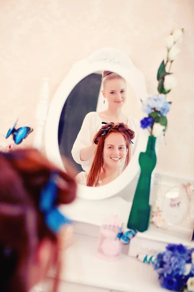 Cabeleireiro Faz Noiva Antes Casamento — Fotografia de Stock