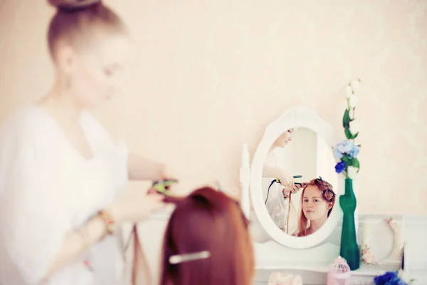 Air Stylist Macht Die Braut Hochzeitstag Stockfoto