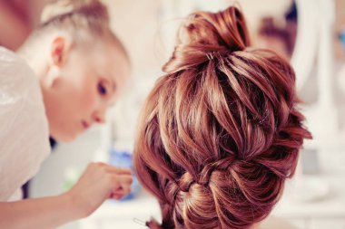 saç stilisti gelin düğün gününde yapar.