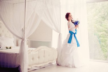 큰 밝은 객실에서 아름 다운 신부