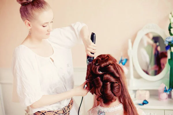 Hair Stylist Makes Bride Wedding — Stock Photo, Image