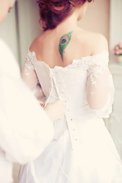 年轻貌美的新娘穿由设计师的礼服 — 图库照片