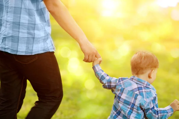 Bambino Bambino Che Tiene Mano Adulto Padre Figlio Passeggiata Ragazzo — Foto Stock