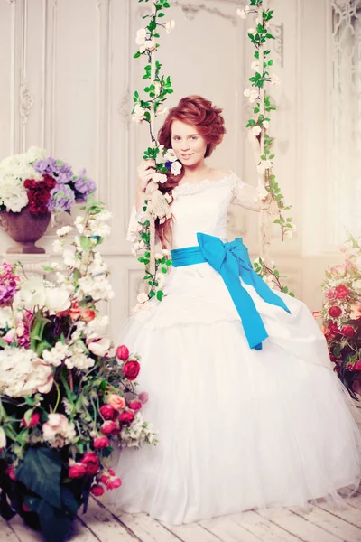 Belleza novia en un interior de lujo con flores — Foto de Stock