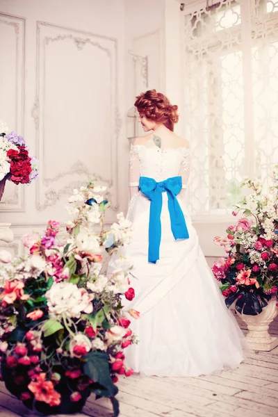 Schoonheid bruid in een luxe interieur met bloemen — Stockfoto