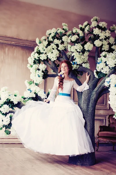 Krásu nevěsty v luxusním interiéru s květinami — Stock fotografie