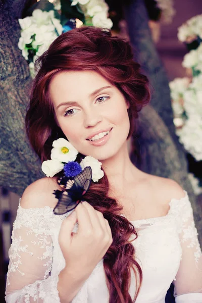 꽃과 함께 고급 스러운 인테리어에 아름 다운 신부 — 스톡 사진