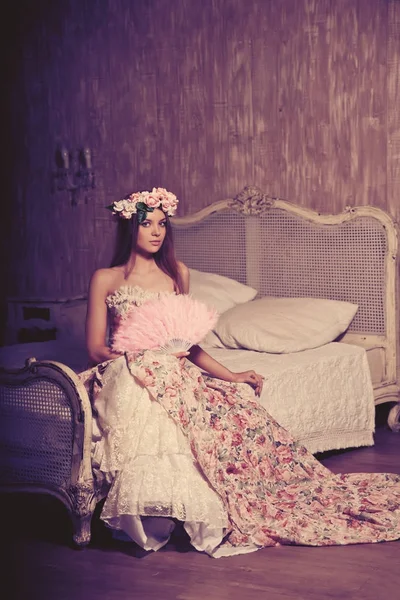 Luxo jovem sorrindo mulher beleza em vestido vintage em elegante em — Fotografia de Stock