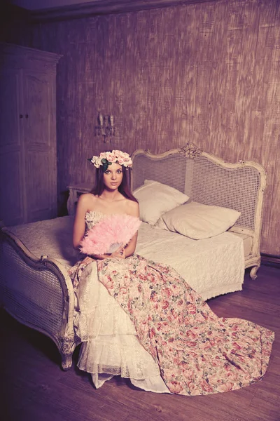 Luxusní usměvavý krásy dívka vintage šaty v elegantní — Stock fotografie