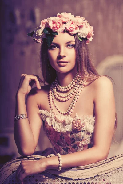 Lujo joven mujer de belleza sonriente en vestido vintage en caro — Foto de Stock