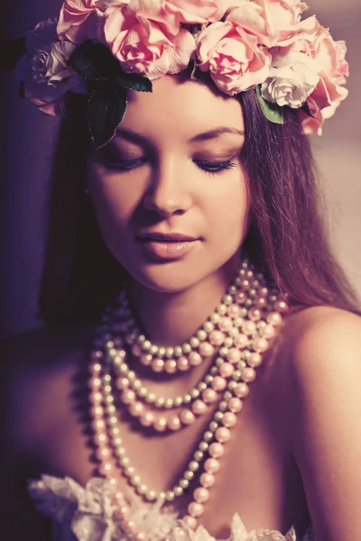 Luxo jovem sorrindo mulher beleza em vestido vintage em elegante em — Fotografia de Stock