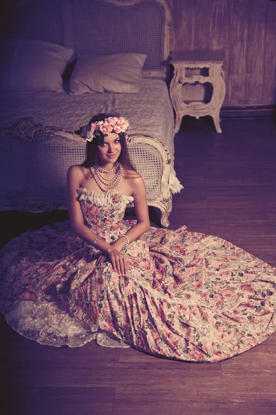 Vintage lüks genç gülümseyen güzellik kadın elbise içinde zarif — Stok fotoğraf