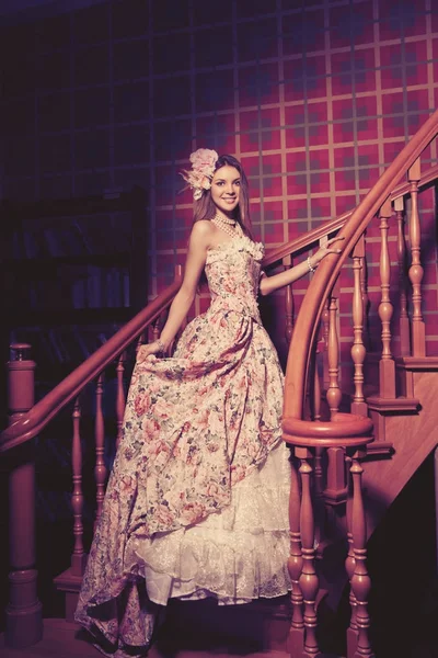 Πολυτελή νέους χαμογελώντας όμορφη γυναίκα σε vintage φόρεμα σε κομψό — Φωτογραφία Αρχείου