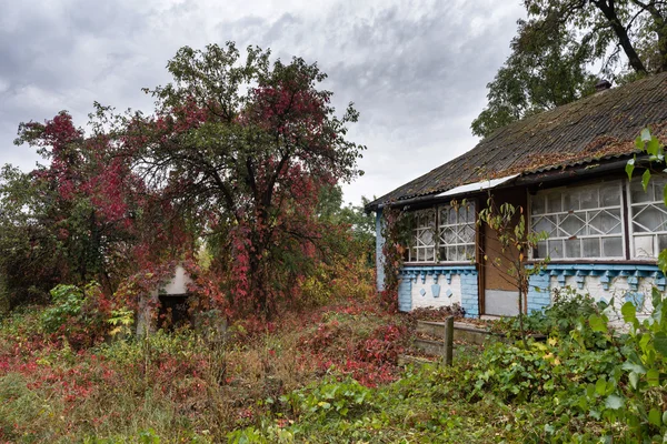 Casa velha abandonada na aldeia ucraniana — Fotografia de Stock