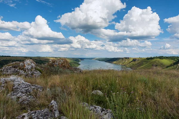 River canyon yeşil Hills