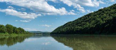 River canyon yeşil Hills