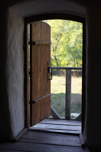 Porte cintrée dans un vieux bâtiment — Photo