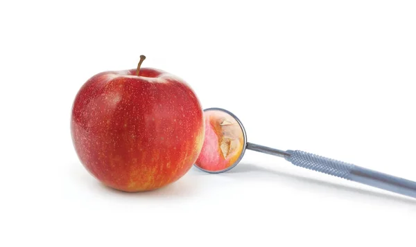 Apfel mit Zahnspiegel auf weißem Hintergrund. Kreative Idee — Stockfoto