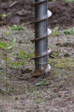 Zeminde delik açmak için inşaat makinesi