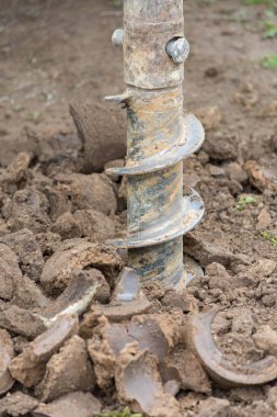 Zeminde delik açmak için inşaat makinesi