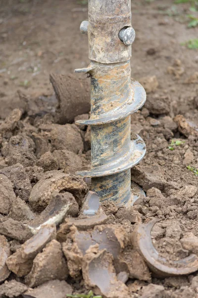 Zeminde delik açmak için inşaat makinesi