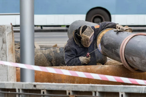 Línea de gas de soldadura del trabajador — Foto de Stock