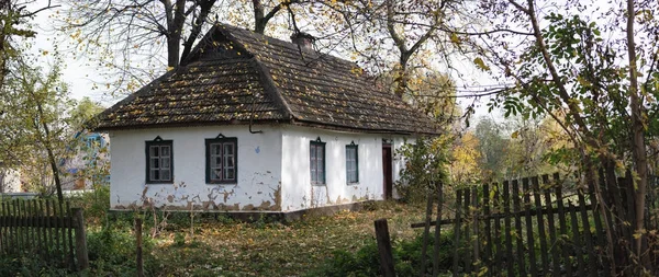 Casa antigua abandonada en pueblo ucraniano — Foto de Stock