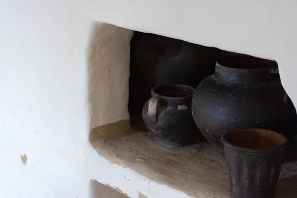 Potten in een oude oven — Stockfoto