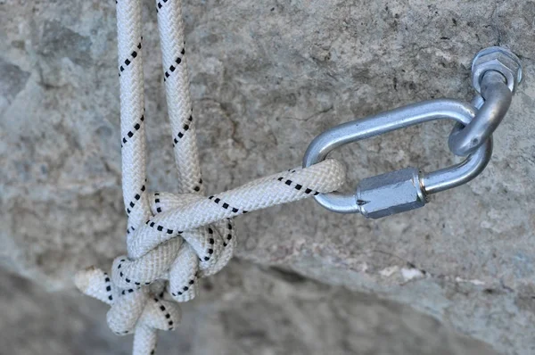 Piton de fer dans un rocher de granit avec corde — Photo