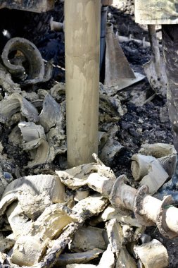 Zeminde delik açmak için inşaat makinesi