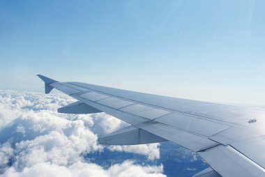 Bulutların altında bir uçağın kanat