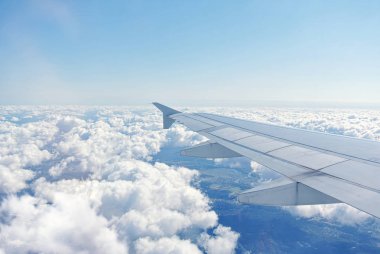 Bulutların altında bir uçağın kanat