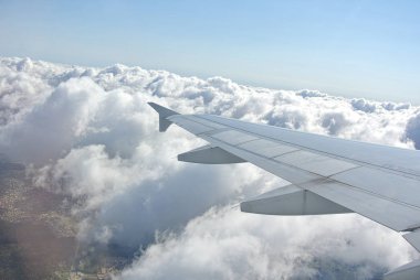 Bulutların altında bir uçağın kanat