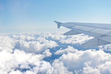 Bulutların altında bir uçağın kanat
