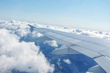 Bulutların altında bir uçağın kanat