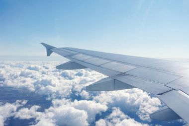 Bulutların altında bir uçağın kanat