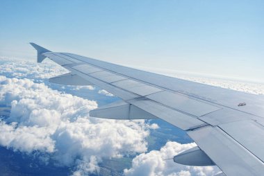 Bulutların altında bir uçağın kanat