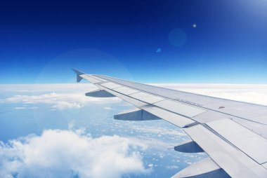 Bulutların altında bir uçağın kanat