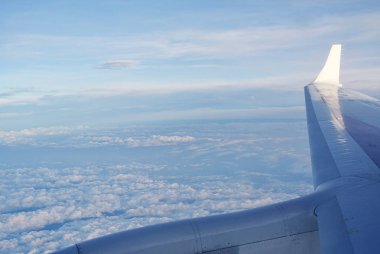 Bulutların altında bir uçağın kanat