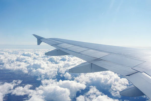 Bulutların altında bir uçağın kanat