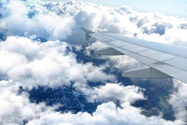 Bulutların altında bir uçağın kanat