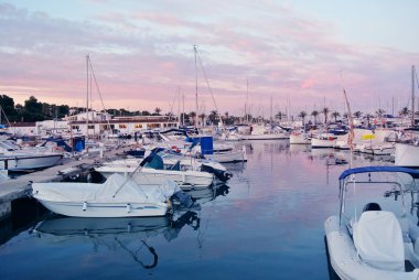 İspanya kıyısında iskelede