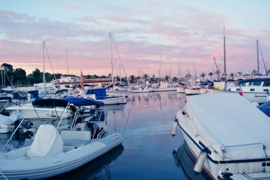 İspanya kıyısında iskelede