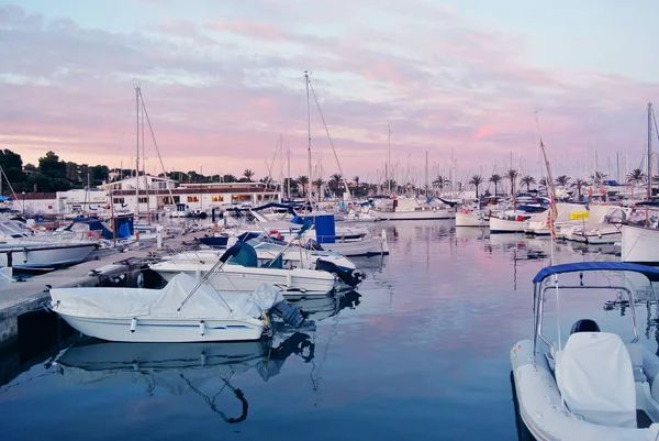 İspanya kıyısında iskelede