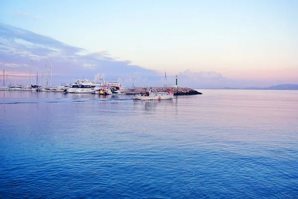 Pier op de kust van Spanje — Stockfoto