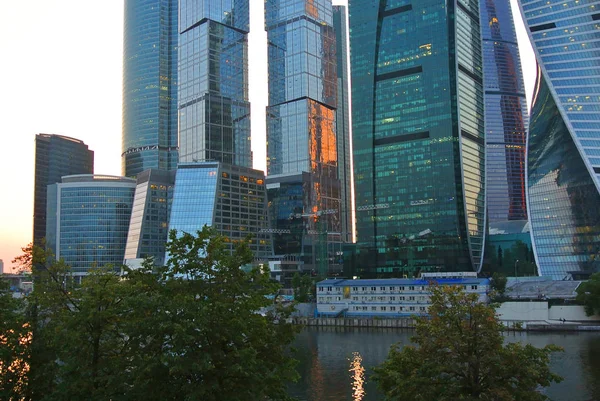 Νέο πολυόροφο κτίριο ουρανοξύστες Μόσχα-πόλη — Φωτογραφία Αρχείου