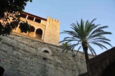 Eski bir ortaçağ İspanyol kale içinden