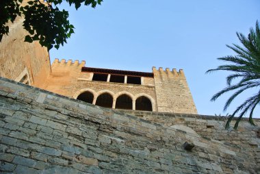 Eski bir ortaçağ İspanyol kale içinden