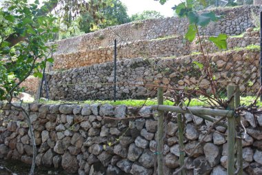 Eski bir ortaçağ İspanyol kale içinden