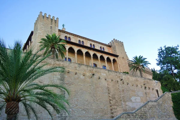 Eski bir ortaçağ İspanyol kale içinden